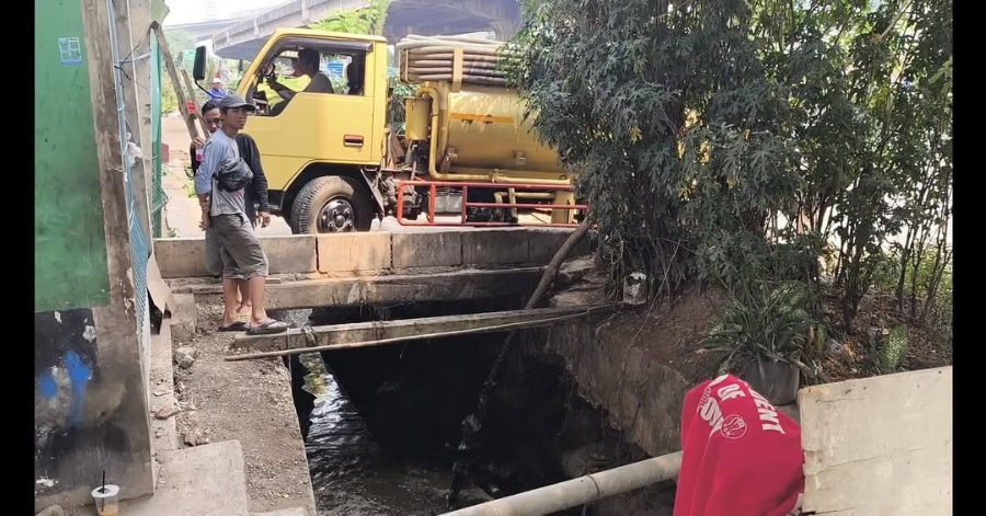 Pelaku Pembuang Limbah Tinja di Jatinegara Sudah Tiga Kali Langgar Aturan, Terancam Pidana Pelaku pembuang tinja di saluran aluran drainase kota di Jalan DI Panjaitan, Jatinegara terancam sanksi berat. (Foto/Instagram)