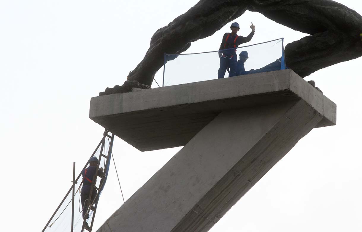 Pekerja beraktivitas pada proyek konservasi Patung Dirgantara di kawasan Pancoran, Jakarta, Rabu(27/8/2025). (Beritanasional.com/Oke Atmaja)