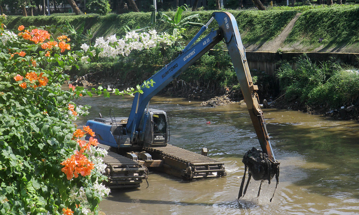 Petugas Dinas Sumber Daya Air Provinsi DKI Jakarta mengoperasikan eskavator untuk mengeruk sedimen lumpur yang mengendap di Kali Ciliwung, Jakarta, Rabu (6/8/2025).  (Beritanasional.com/Oke Atmaja)