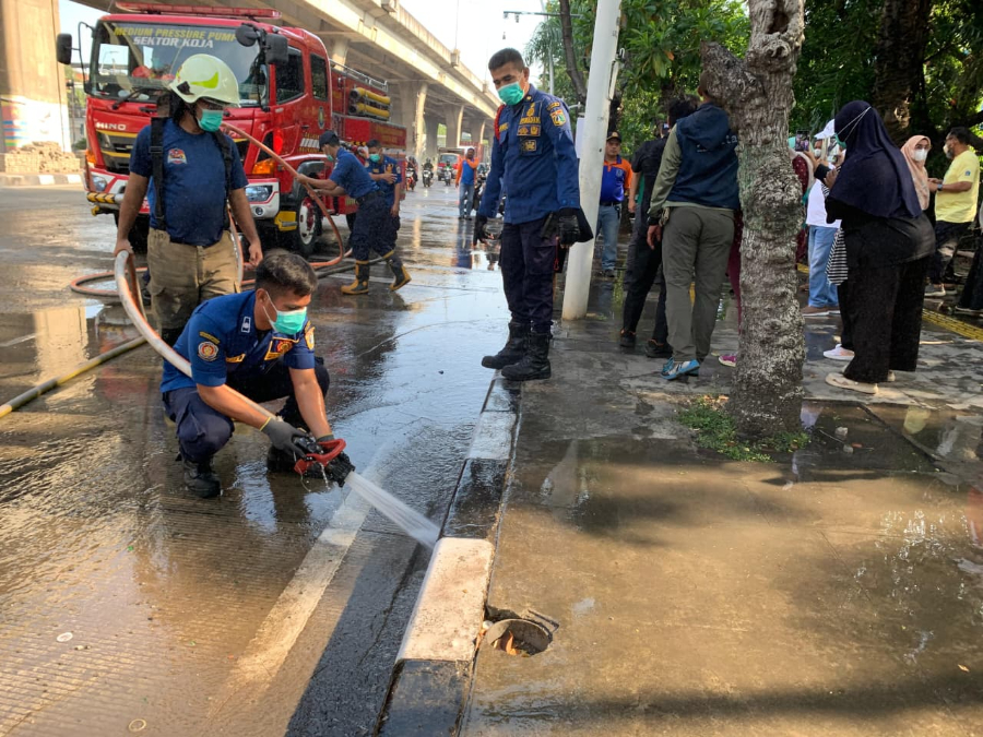 Pemprov DKI Jakarta Gelar Kerja Bakti Massal Pasca Aksi Unjuk Rasa Pemprov DKI kerja bakti bersihkan fasilitas umum usai aksi demonstrasi. (Foto/Doc. Pemprov DKI)