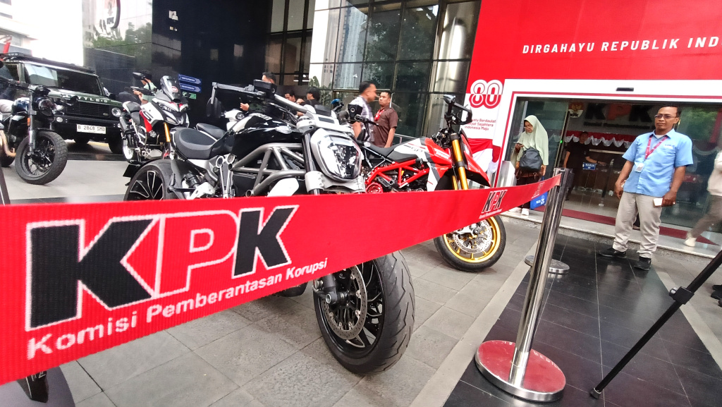 Sejumlah mobil milik Wakil Menteri Ketenagakerjaan Immanuel Ebenezer yang disita KPK diparkir di depan Gedung Merah Putih KPK, Jakarta Selatan, Kamis (21/8/2025). (Beritanasional.com/Oke Atmaja)