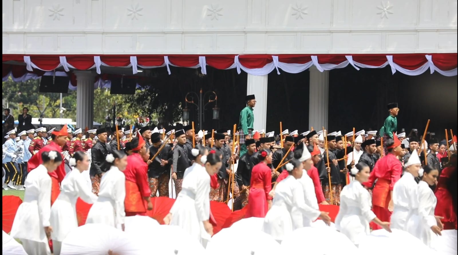 Anak-anak pacu jalur asal Riau tampil memukau di HUT ke-80 RI. (Foto/Ist)