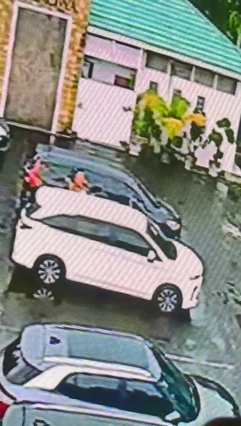 CCTV memperlihatkan Kepala Cabang BRI Cempaka Putih diculik. (Foto/Istimewa)