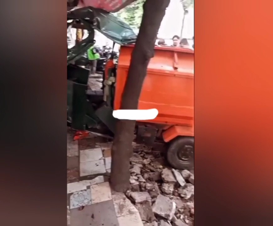 Pengemudi Mobil Listrik yang Tabrak Dua Petugas PPSU Belum Ditetapkan Tersangka Momen kecelakaan mobil listrik dan petugas PPSU di kawasan Tanjung Barat. (Foto/Ist)