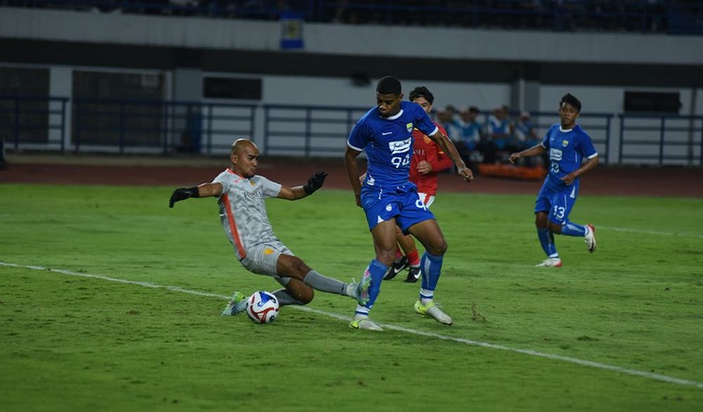 Usai Laga Persib vs Manila Digger, Hodak Soroti Performa Pemain Asing Penyerang Persib Bandung Uilliam Barros mengecoh penjaga gawang Manila Digger Michael Asong. (Foto/persib.co.id)
