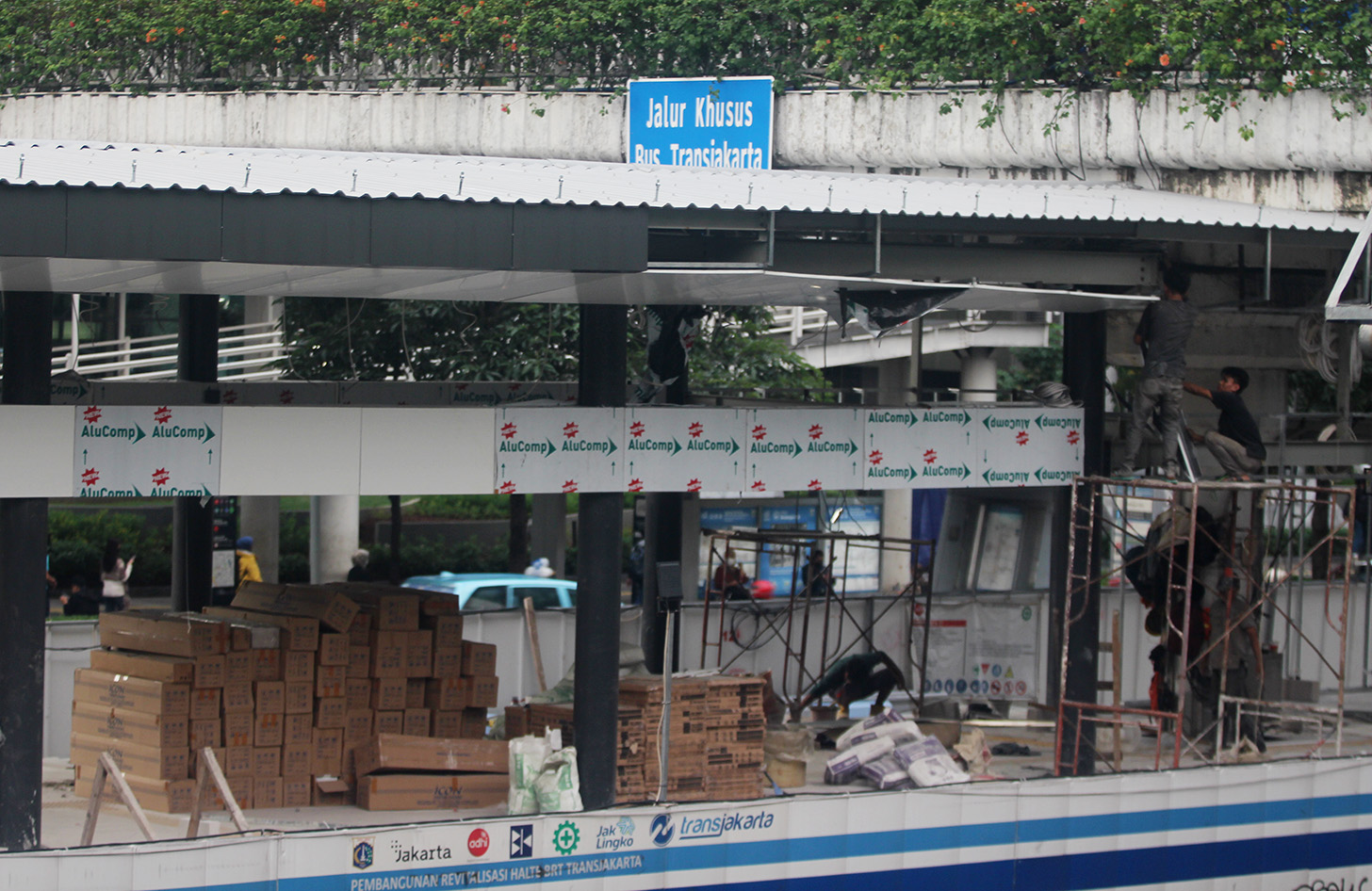 Perbaikan halte Transjakarta. (BeritaNasional/Oke Atmaja)