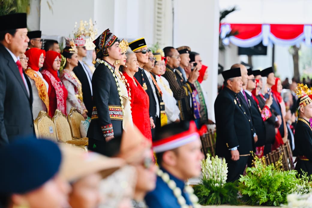 Wakil Presiden Gibran Rakabuming Raka dan para menteri kabinet kenakan pakaian adat. (BeritaNasional/Oke Atmaja)