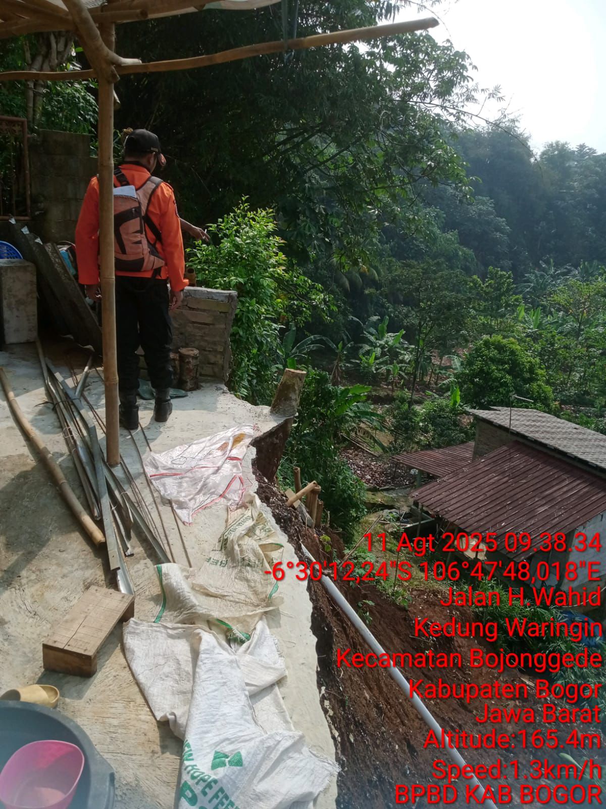 Tanah longsor terjadi di Bogor Jawa Barat. (BeritaNasional/BNPB)