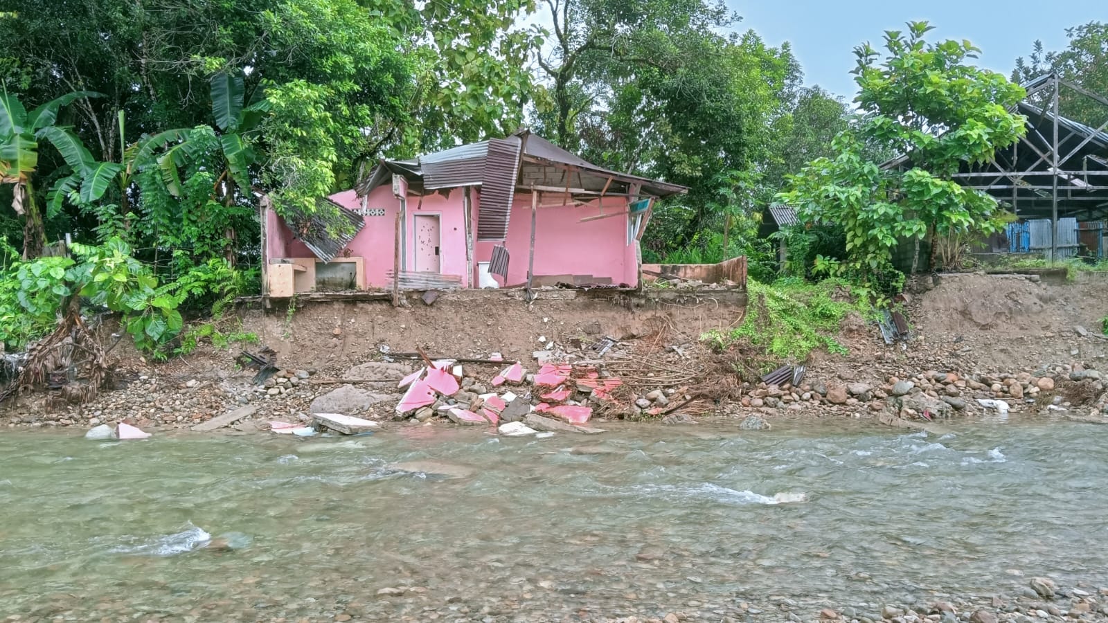Luapan sungai Waiyare Maluku mengakibatkan rumah warga rusak dan banjir. (BeritaNasional/BNPB)