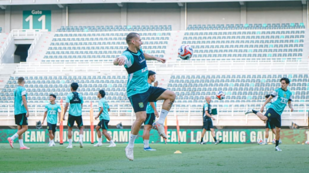 Para pemain Persebaya Surabaya sedang berlatih. (Foto/I.League)