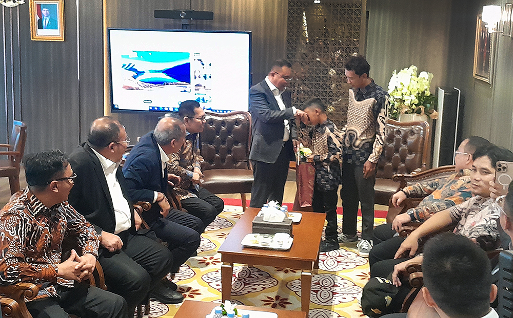 Pimpinan DPR memberikan apresiasi atas aksi heroik bocah yang memanjat tiang bendera saat Upacara HUT ke-80 RI. (BeritaNasiona/Elvis Sendouw)