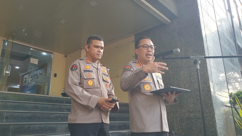 Kabid Humas Polda Metro Jaya Kombes Ade Ary Syam Indradi (kanan) saat memberikan keterangan. (BeritaNasional/Bachtiarudin Alam)