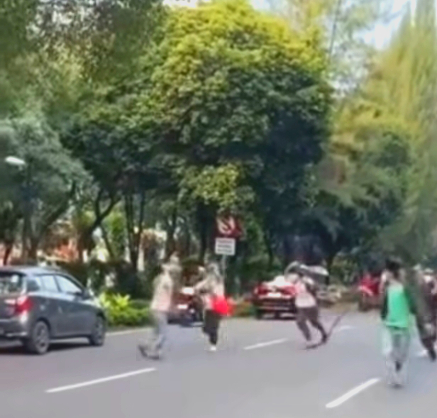 Aksi tawuran pelajar di Jakarta Barat. (Foto/Instagram)
