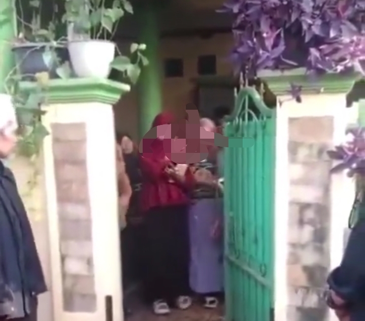 Polisi Usut Pengajian Umi Cinta di Bekasi, Bisa Bikin Masuk Surga dengan Rp 1 Juta Suasana penggerebekan pengajian Umi Cinta di Kota Bekasi. (Foto/Istimewa)