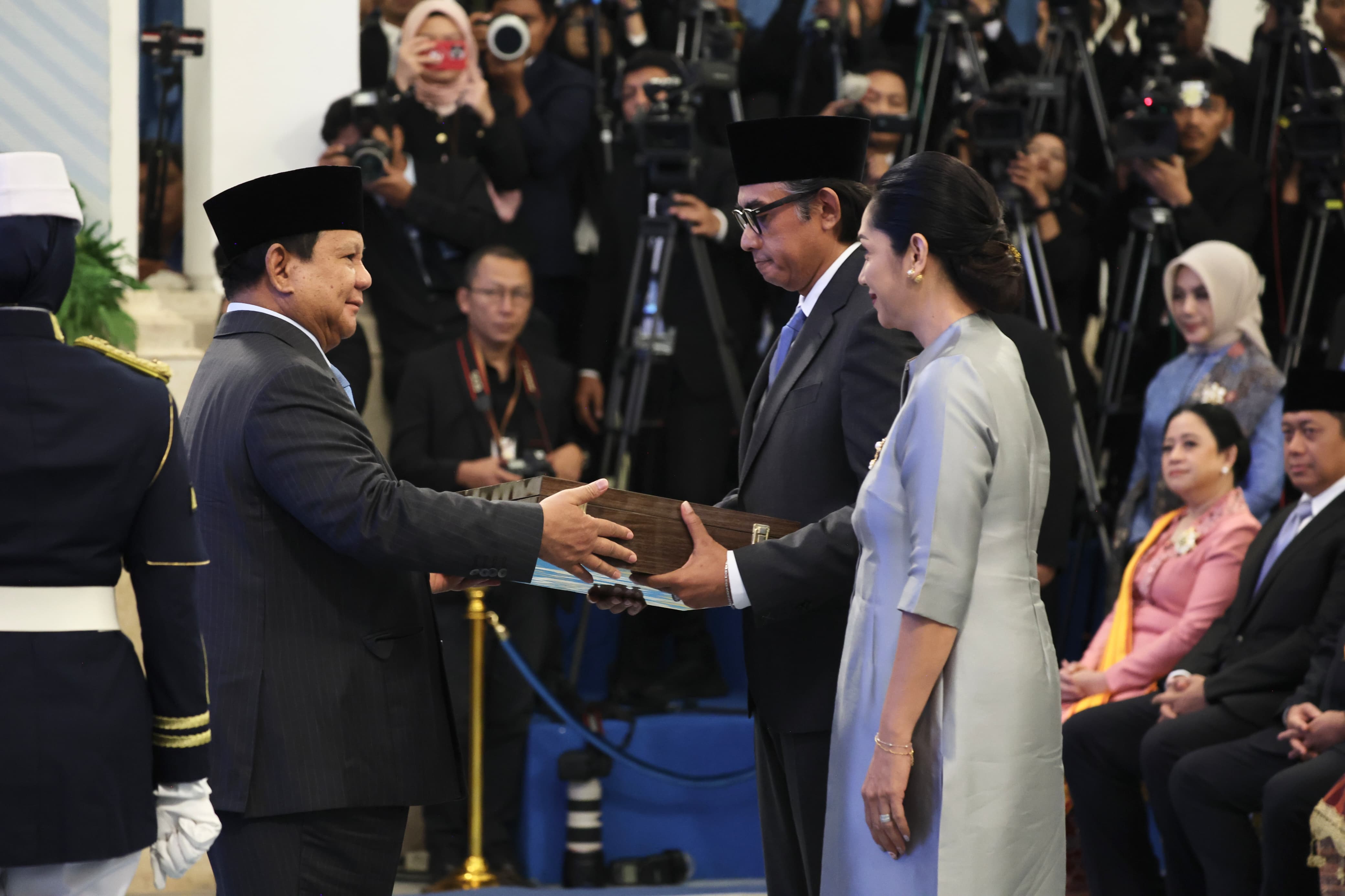Prabowo Beri Bintang Republik Indonesia Utama untuk Jenderal Hoegeng. (Foto/Tim Media Prabowo)