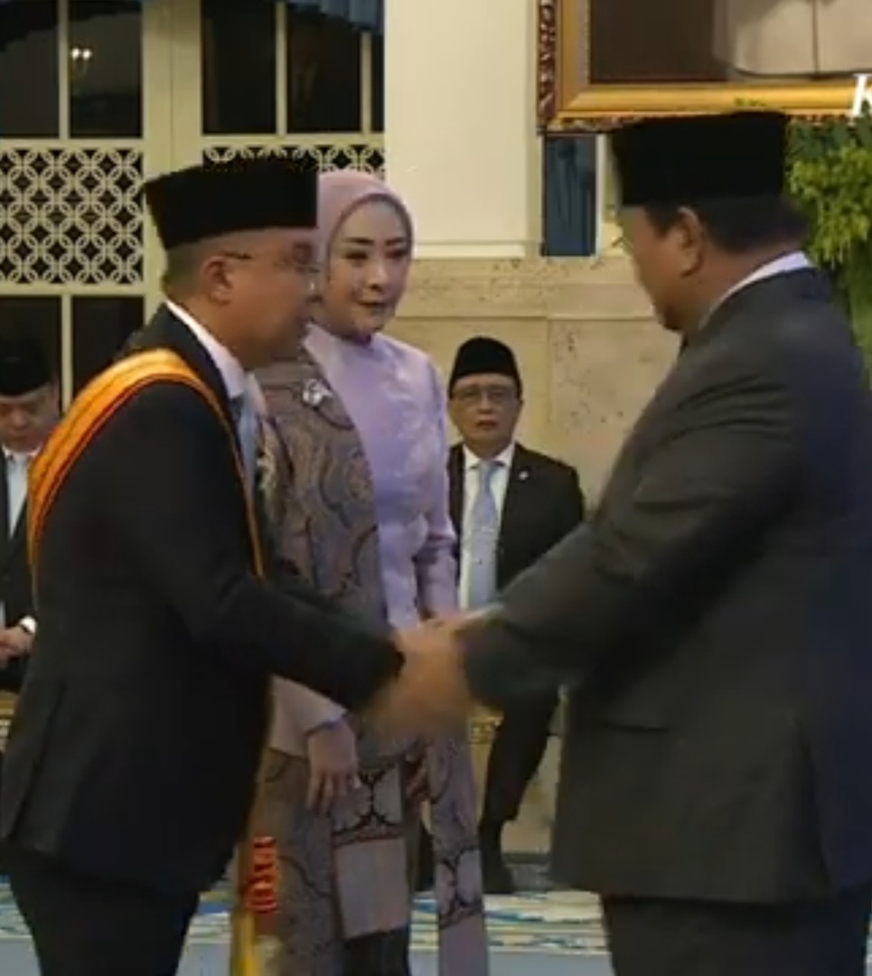 Prabowo Berikan Tanda Kehormatan Bintang RI Utama Kepada Puan dan Dasco Wakil Ketua DPR Sufmi Dasco Ahmad menerima penghargaan randa kehormatan dari Presiden Prabowo Subianto. (BeritaNasional/tangkapan layar)