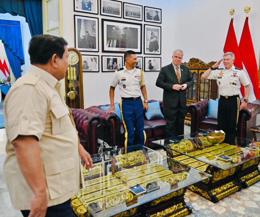 Momen Presiden Prabowo terima medali kehormatan dari Komando Operasi Khusus AS di Istana Merdeka. (BeritaNasional/doc. Setpres)
