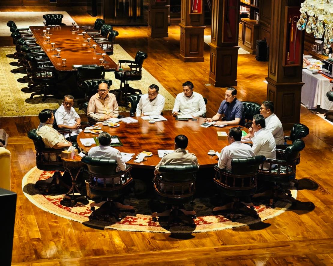 Presiden Prabowo gelar rapat maraton di Hambalang. (Foto/Laily Rachev - Biro Pers, Media, dan Informasi)