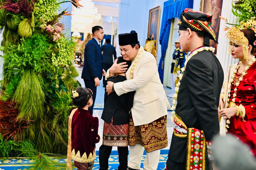 Presiden Prabowo Subianto peluk Jan Ethes dan La Lembah Manah. (BeritaNasional/Oke Atmaja)