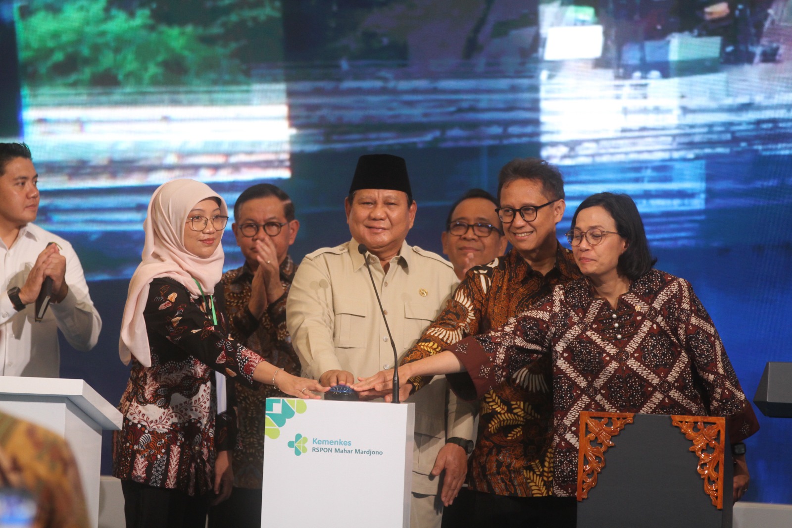 Momen Presiden Prabowo resmikan Gedung Layanan Terpadu dan Institut Neurosains Nasional RS PON. (BeritaNasional/OKe Atmaja)