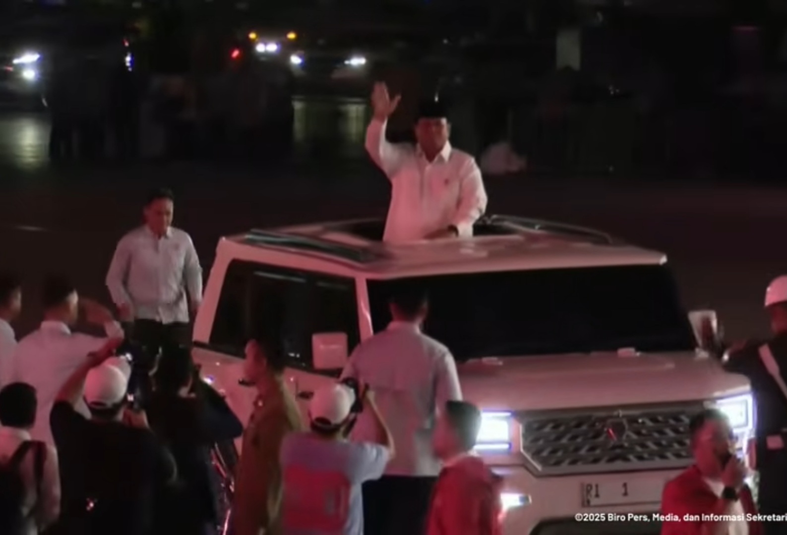 Presiden Prabowo Subianto menyapa masyarakat yang hadir di karnaval Monas Jakarta Pusat. (BeritaNasional/Setpres)