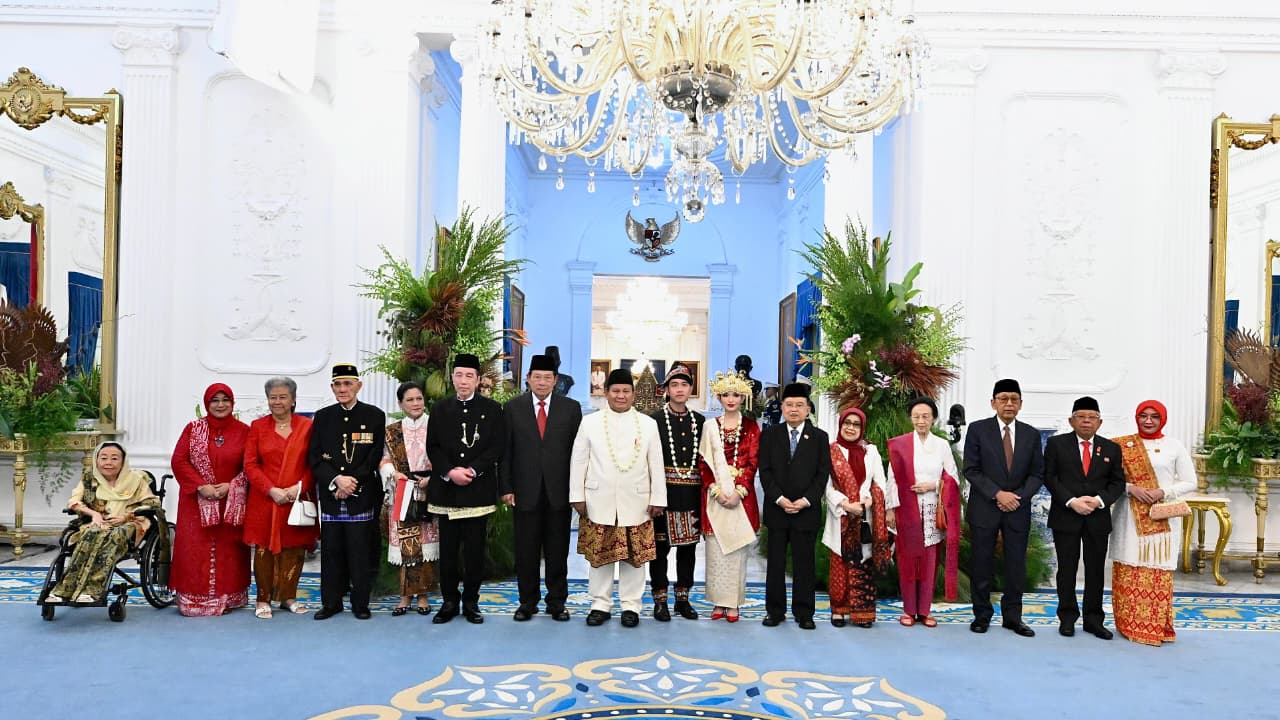 Prabowo Terima Ucapan Selamat dari Presiden dan Wapres Terdahulu Usai Upacara HUT ke-80 RI Presiden Prabowo Subianto dan Wakil Presiden Gibran Rakabuming Raka foto bersama presiden, wakil presiden terdahulu di istana. (BeritaNasional/Oke Atmaja)