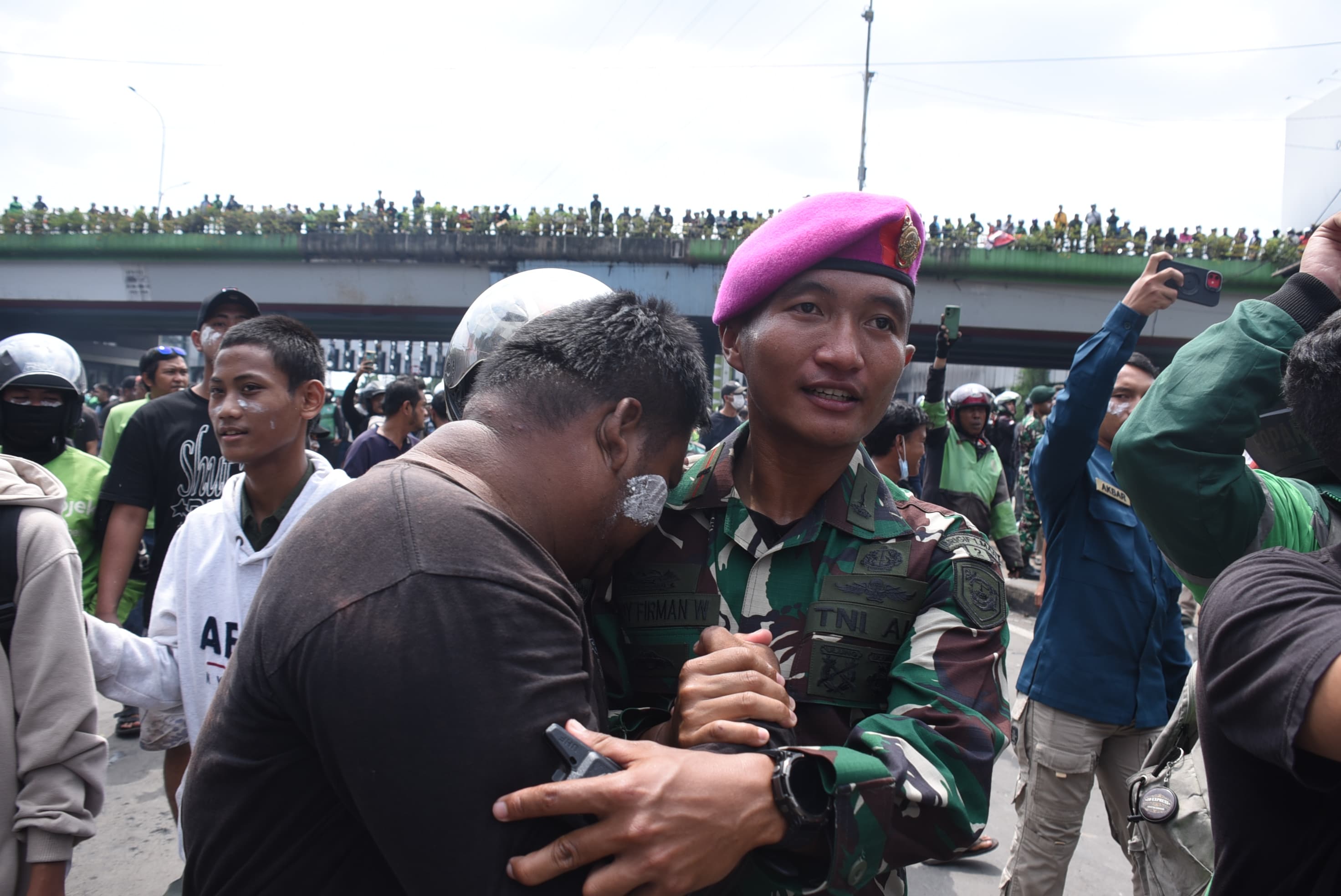 Prajurit TNI turun menenangkan masyarakat yang berdemo di depan Mako Brimob Kwitang. (BeritaNasional/Bachtiarudin Alam)