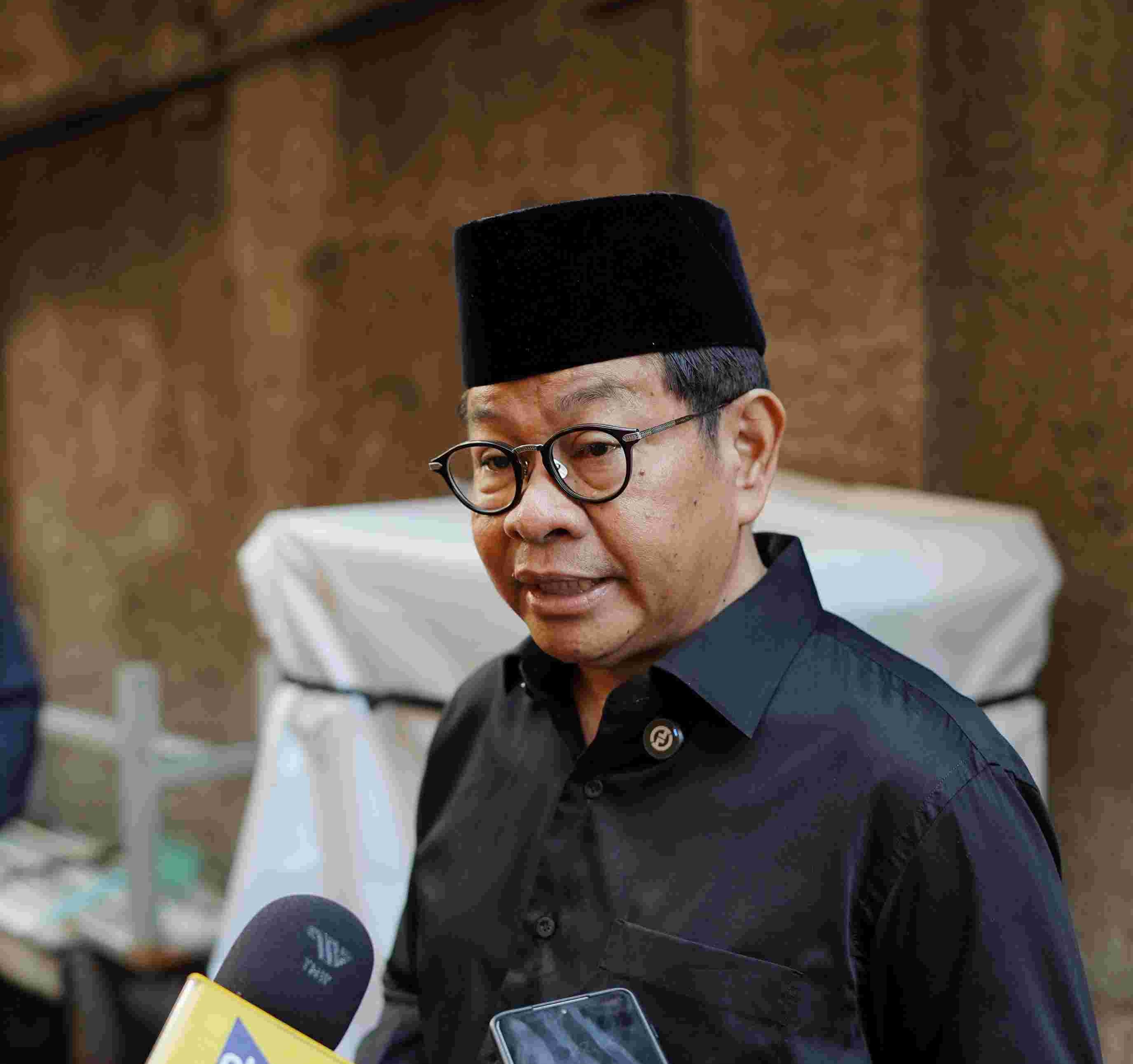 Pramono Melayat ke Rumah Duka Ojol Affan, Janji Beri Bantuan Penuh Pramono Anung saat diwawancarai. (Foto/Pemprov Jakarta)