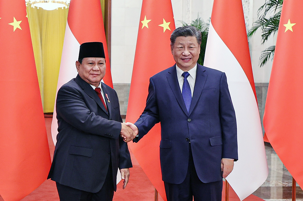Presiden Indonesia Prabowo Subianto (kiri) bersalaman dengan Presiden China Xi Jinping(BeritaNasional/HO Tim Prabowo/Elvis Sendouw)