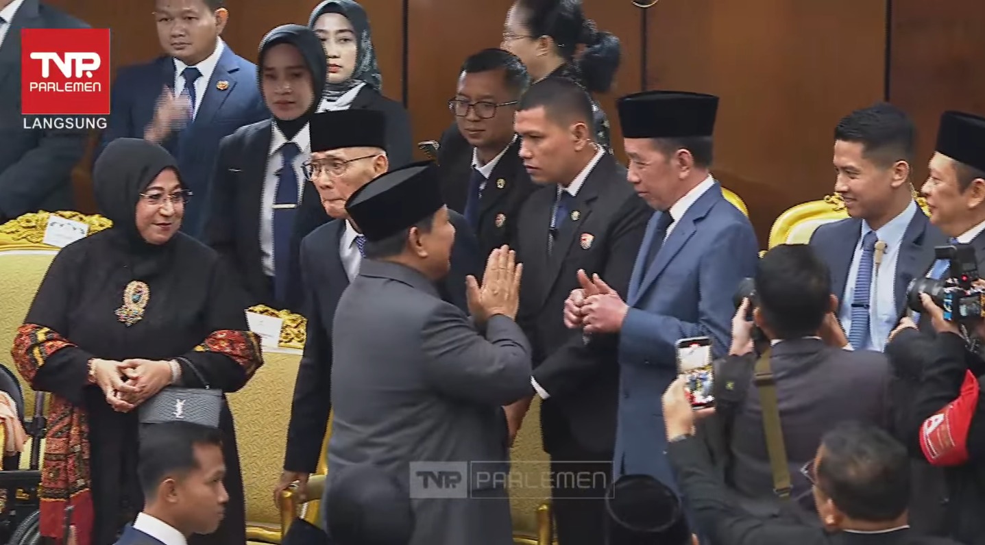Presiden Ketujuh Jokowi Beri Dua Jempol ke Prabowo di Sidang Tahunan MPR 2025. (Foto/TV Parlemen)