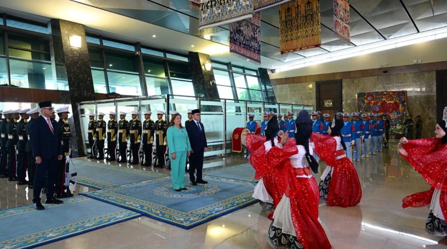 Presiden Republik Peru, Dina Ercilia Boluarte Zegarra, tiba di Indonesia pada Minggu sore, 10 Agustus 2025, untuk memulai rangkaian kunjungan kenegaraan. (Foto: BPMI Setpres/Muchlis Jr)