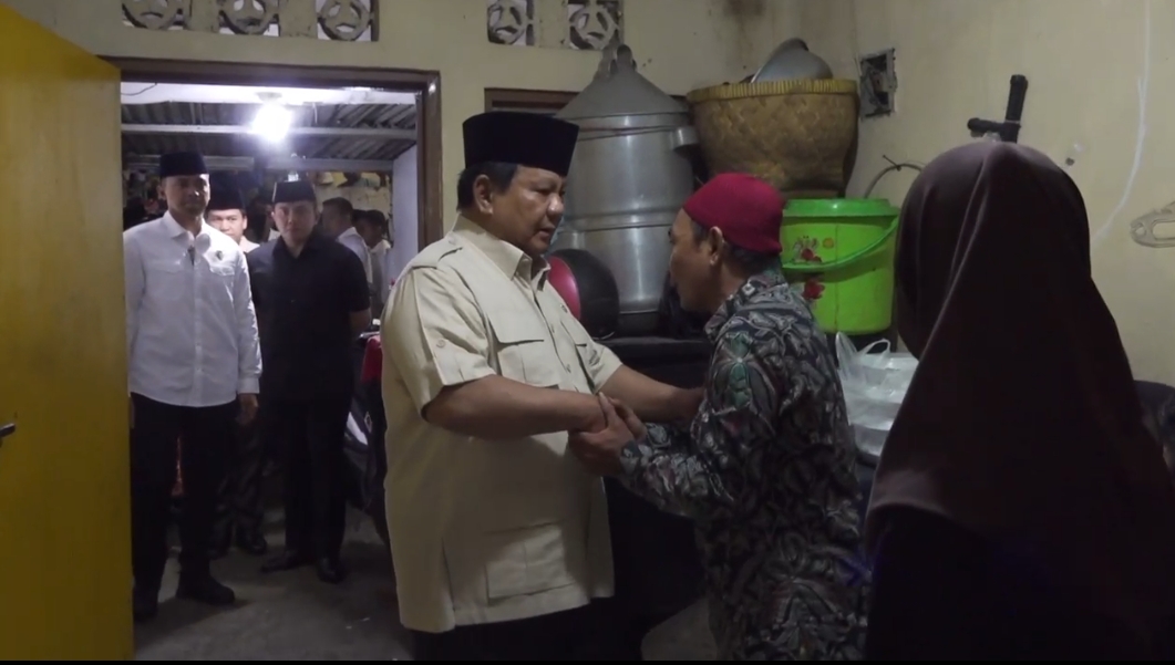 Presiden Prabowo Subianto bertakziah ke rumah duka Affan Kurniawan. (Foto/Tim Media Prabowo)