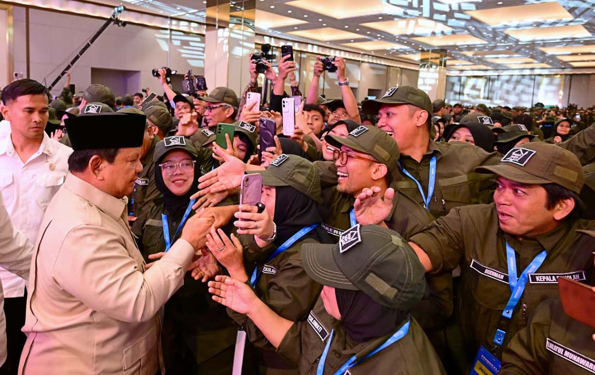 Presiden Prabowo Subianto menyalami ejumlah guru usai mengikuti pembekalan Guru dan Kepala Sekolah Rakyat di Jakarta, Jumat (22/8/2025). (Biropers/Beritanasional.com/Oke Atmaja)