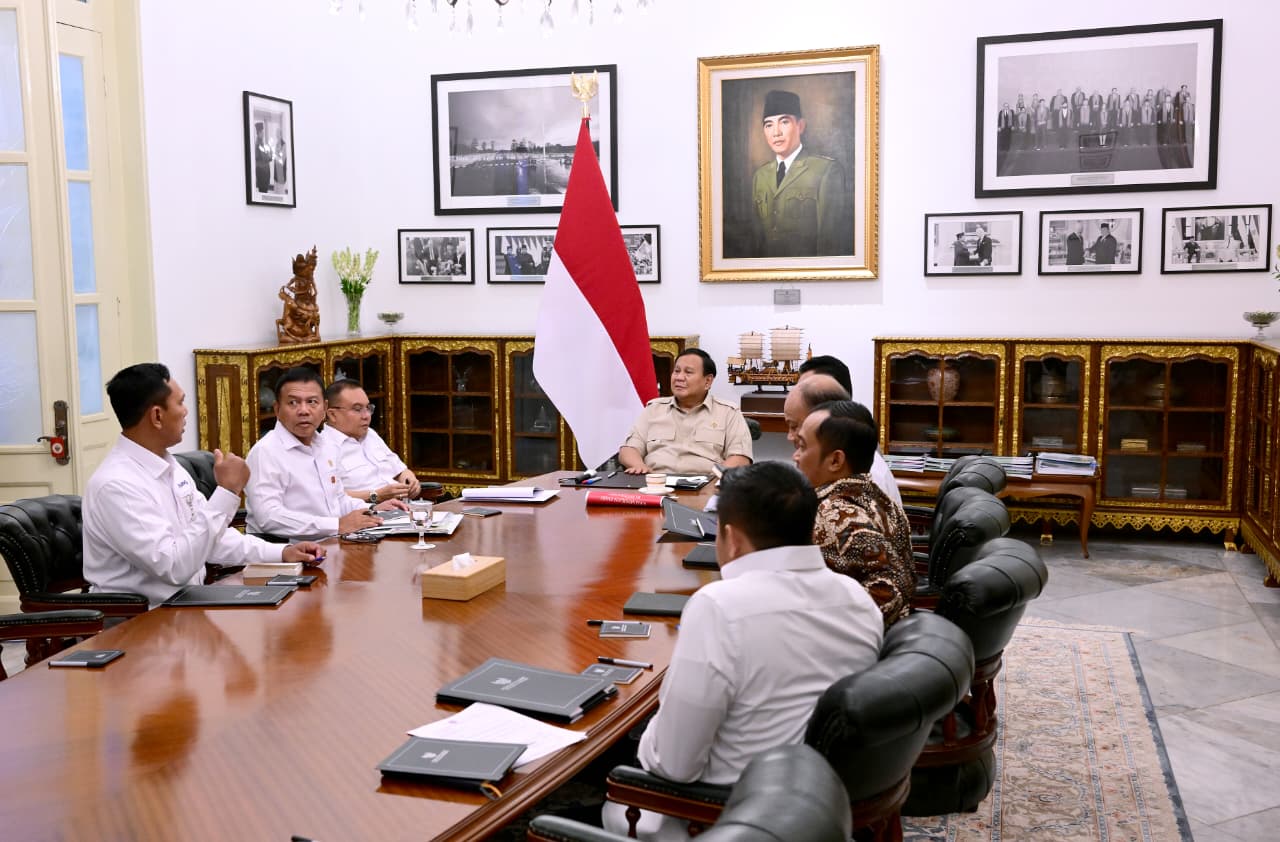 Presiden Prabowo Panggil Kepala BGN Bahas Percepatan Program MBG, Penerima Manfaat Tembus 15 Juta Presiden Prabowo Subianto menggelar pertemuan tertutup bersama anak buah dan tokoh nasional. (Foto/BPMI)