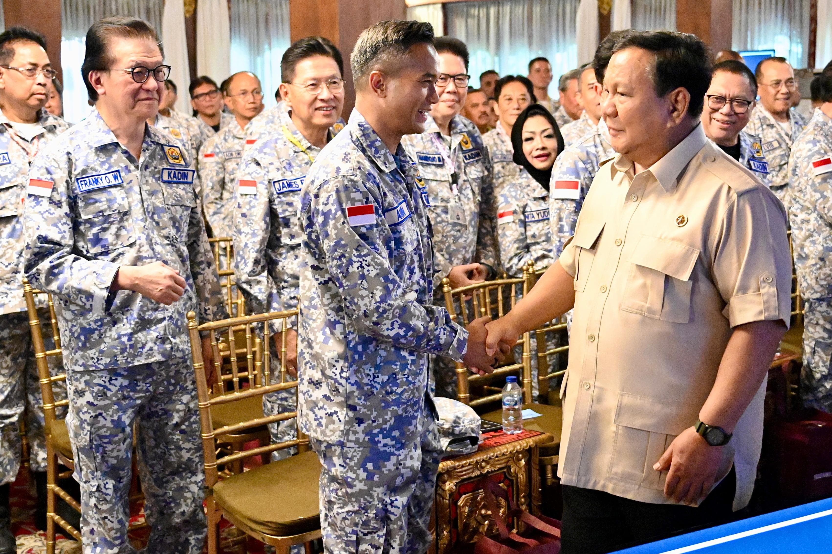 Presiden Prabowo Subianto (kanan) bersalaman dengan Ketum Kadin Indonesia Anindya Bakrie. (Foto/BPMI)