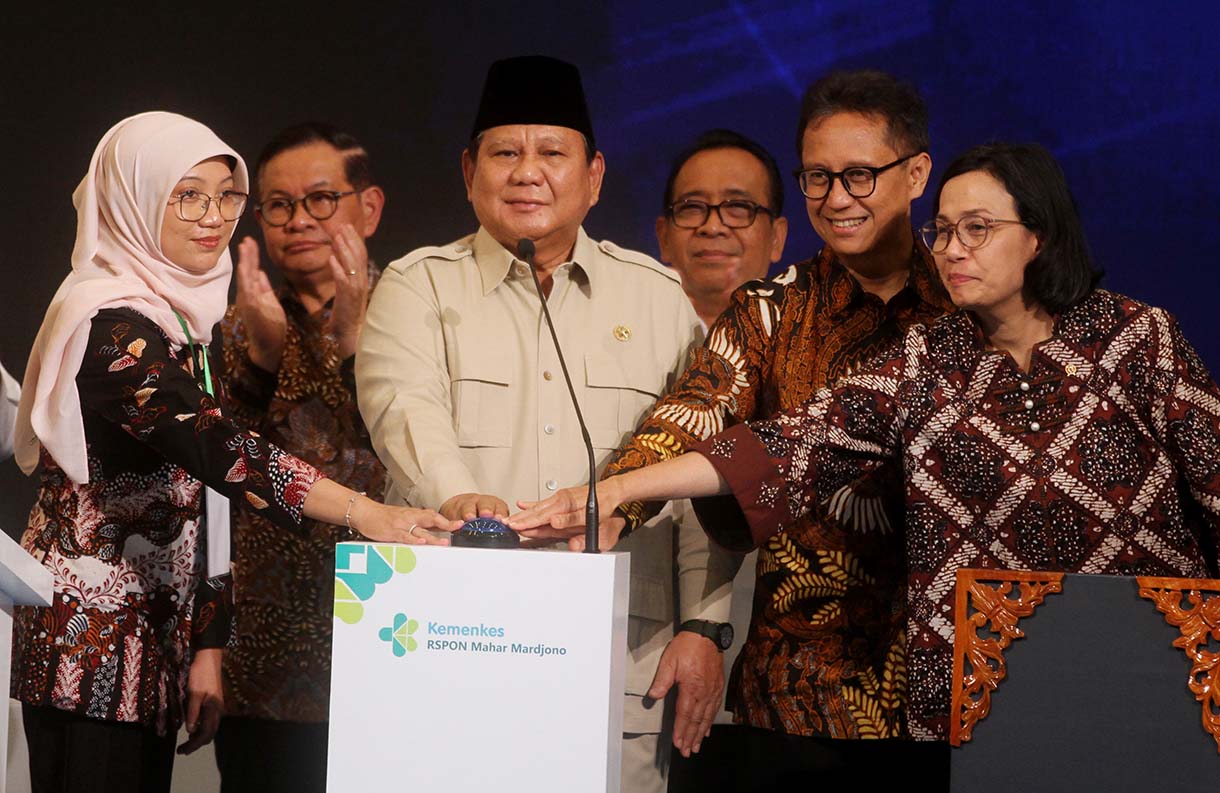 Presiden Prabowo Subianto (ketiga kiri) didampingi Menkes Budi Gunadi Sadikin (kedua kanan), Menkeu Sri Mulyani (kanan), Menko PMK Pratikno (ketiga kanan), Gubernur DKI Jakarta Pramono Anung (kedua kiri) dan Direktur Utama RSPON Adin Nulkhasanah (kiri) menekan tombol saat meresmikan Gedung Layanan Terpadu dan Institut Neurosains Nasional Rumah Sakit Pusat Otak Nasional (RSPON) Prof. Dr. dr. Mahar Mardjono, Jakarta, Selasa (26/8/2025).  (Beritanasional.com/Oke Atmaja)