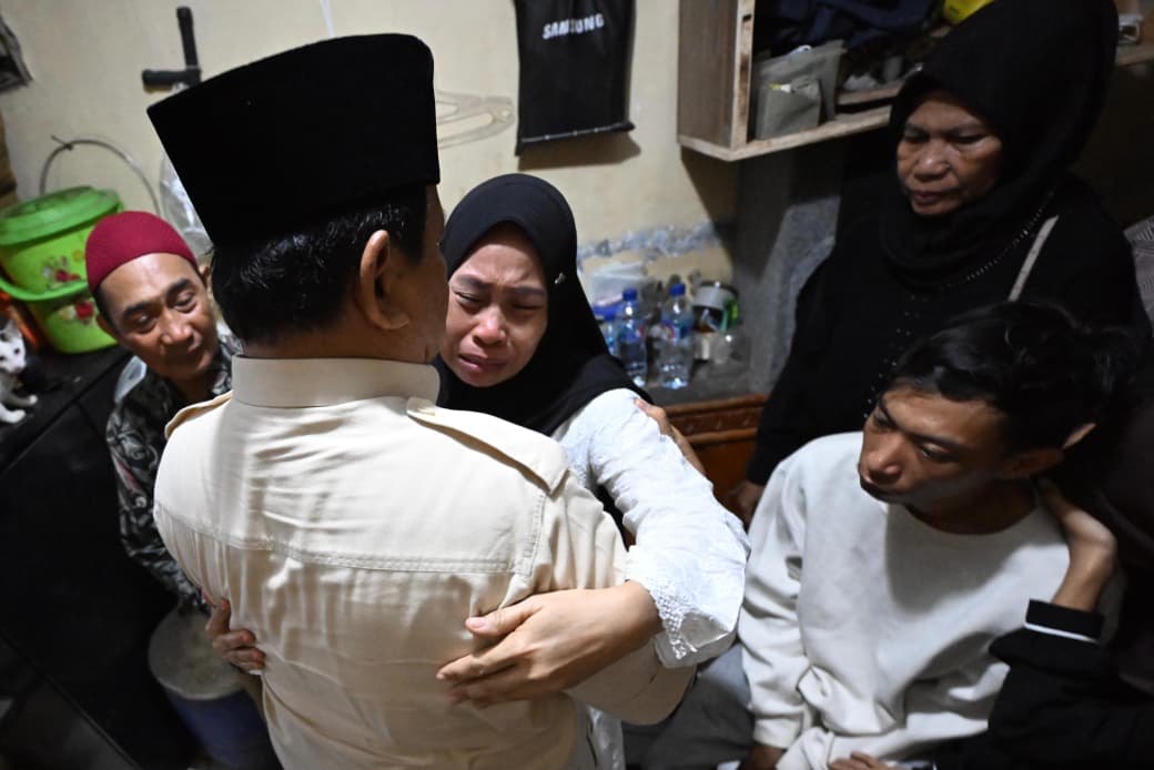Presiden Republik Indonesia, Prabowo Subianto menyampaikan belasungkawa secara langsung kepada keluarga almarhum Affan Kurniawan, pengemudi ojek online (ojol) yang wafat dalam insiden yang terjadi pada demonstrasi Kamis malam, 28 Agustus 2025.  (BeritaNasional/Elvis Sendouw/HO Biro Pres Istana)