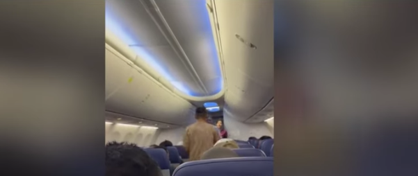 Detik-detik penumpang H diturunkan dari pesawat Lion Air setelah membuat gaduh tentang bom. (BeritaNasional/tangkapan layar)