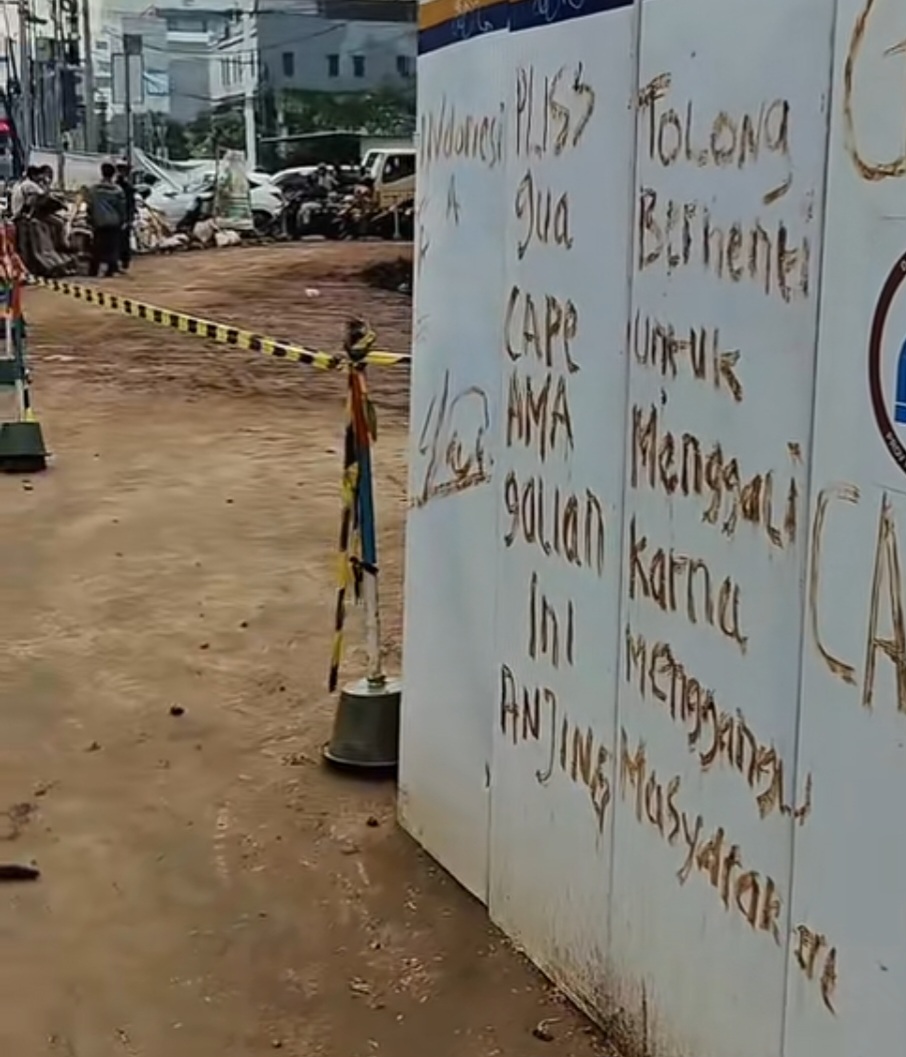 Warga protes macet akibat galian di kawasan TB Simatupang Jaksel. (BeritaNasional/dok pribadi)