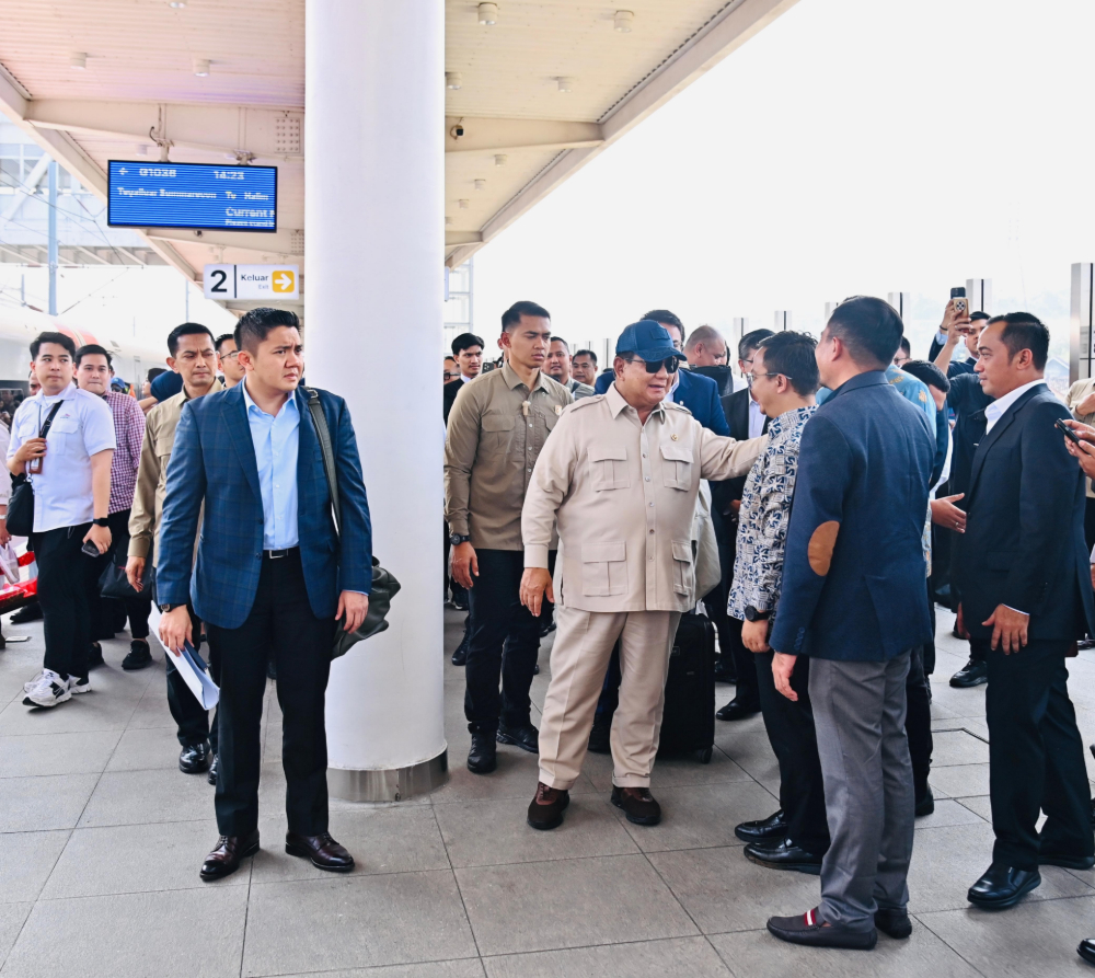 Presiden Prabowo Subianto hendak menaiki Whoosh di Stasiun Padalarang. (Foto/BPMI)