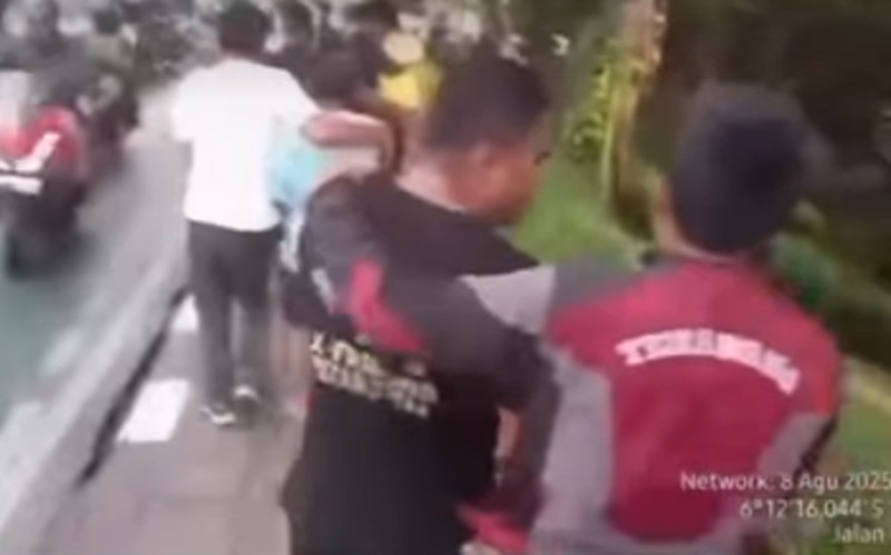 Pungli Trotoar untuk Motor di Palmerah Kembali Terjadi, Pemprov DKI Koordinasi dengan Polisi Pungli trotoar di Palmerah (Foto/Instagram Lutfiagizal)