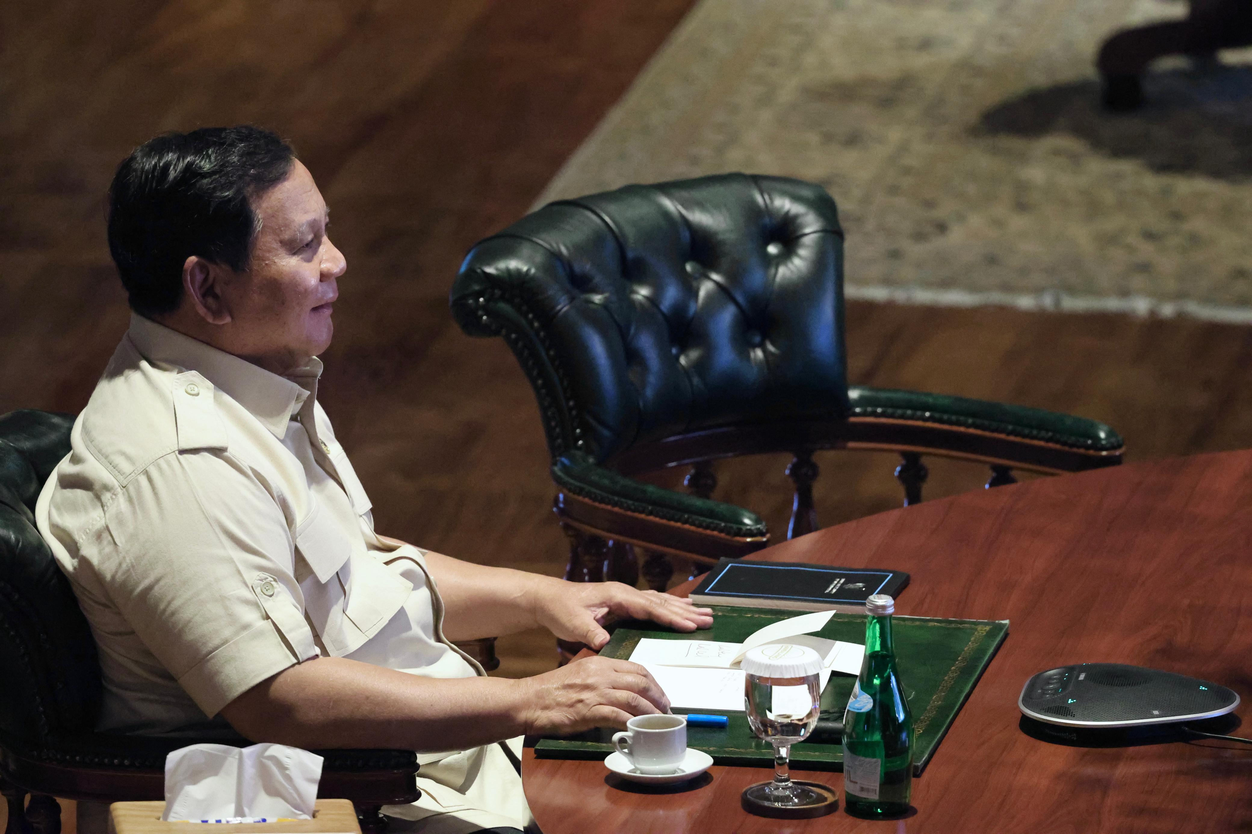 Presiden Prabowo Subianto menggelar ratas di Hambalang, Bogor, bersama sejumlah menteri. (Foto/BPMI)