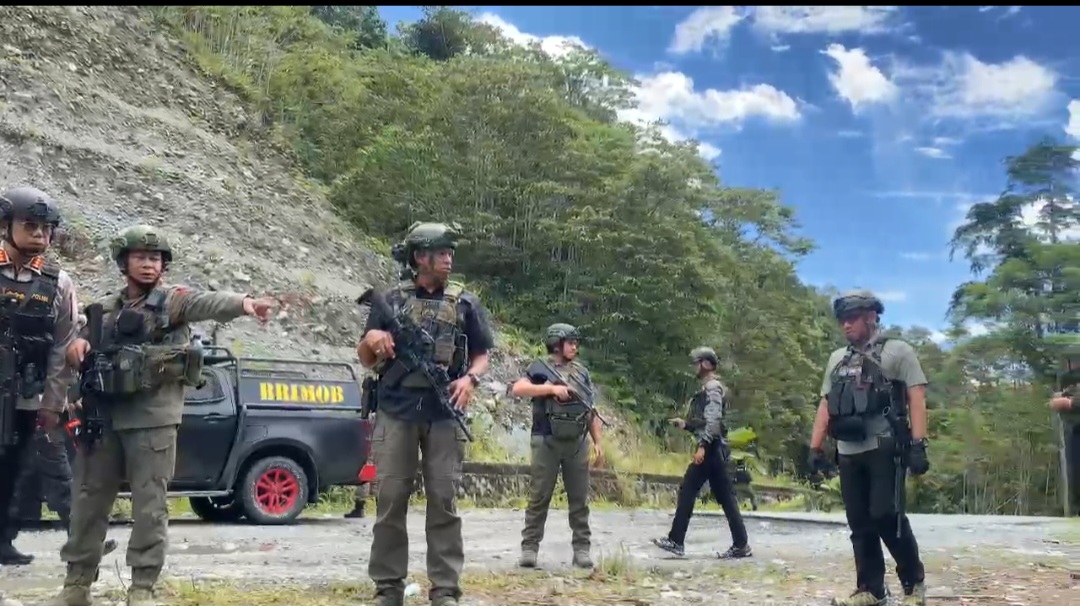 Rekontruksi Pembunuhan 2 Personel Brimob di Nabire, Satgas Ops Peragakan 21 Adegan Aparat persiapan rekontruksi penembakan 2 anggota Brimob di Nabire Papua. (BeritaNasional/dok polri)