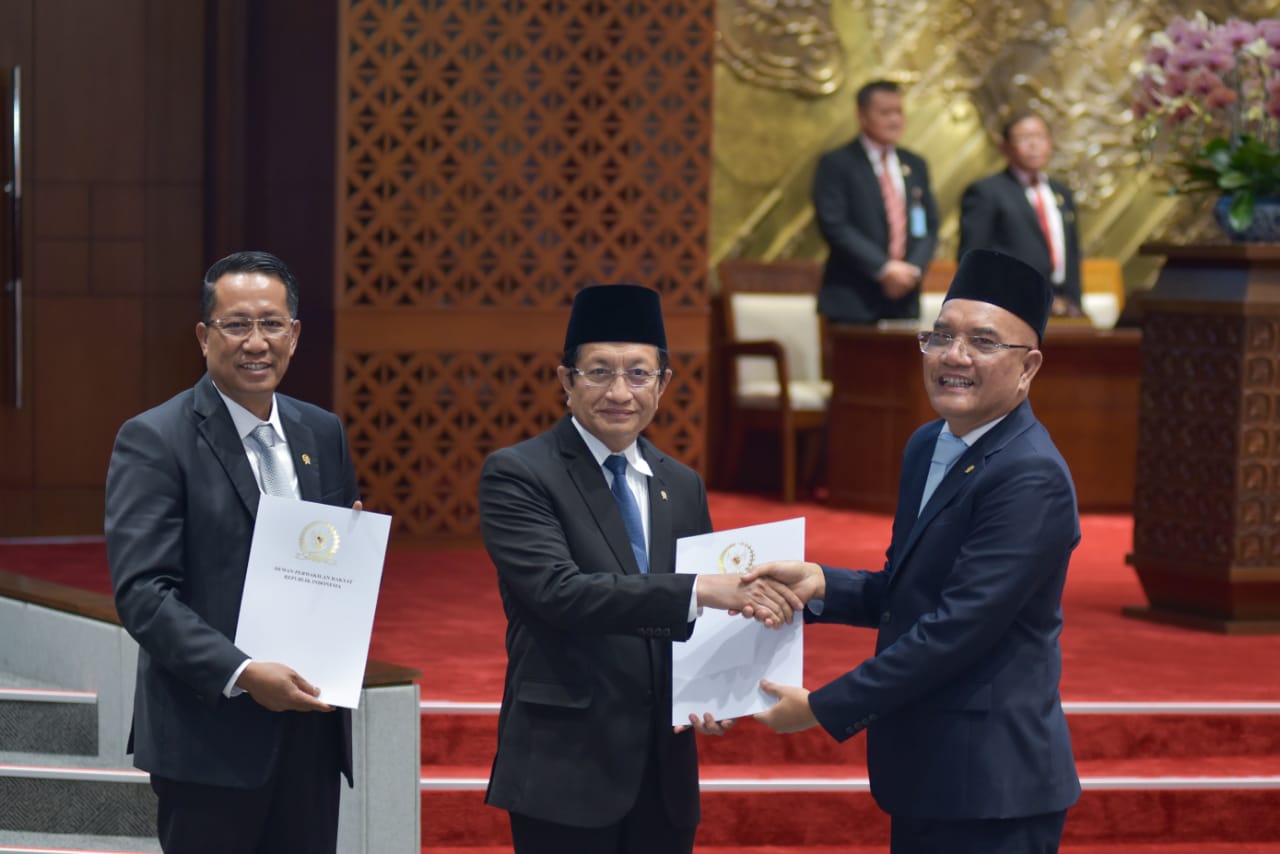Revisi UU Haji dan Umrah Jadi Transformasi Fundamental Pengesahan RUU Haji dan Umrah di Rapat Paripurna DPR. (BeritaNasional/dok Menkum)