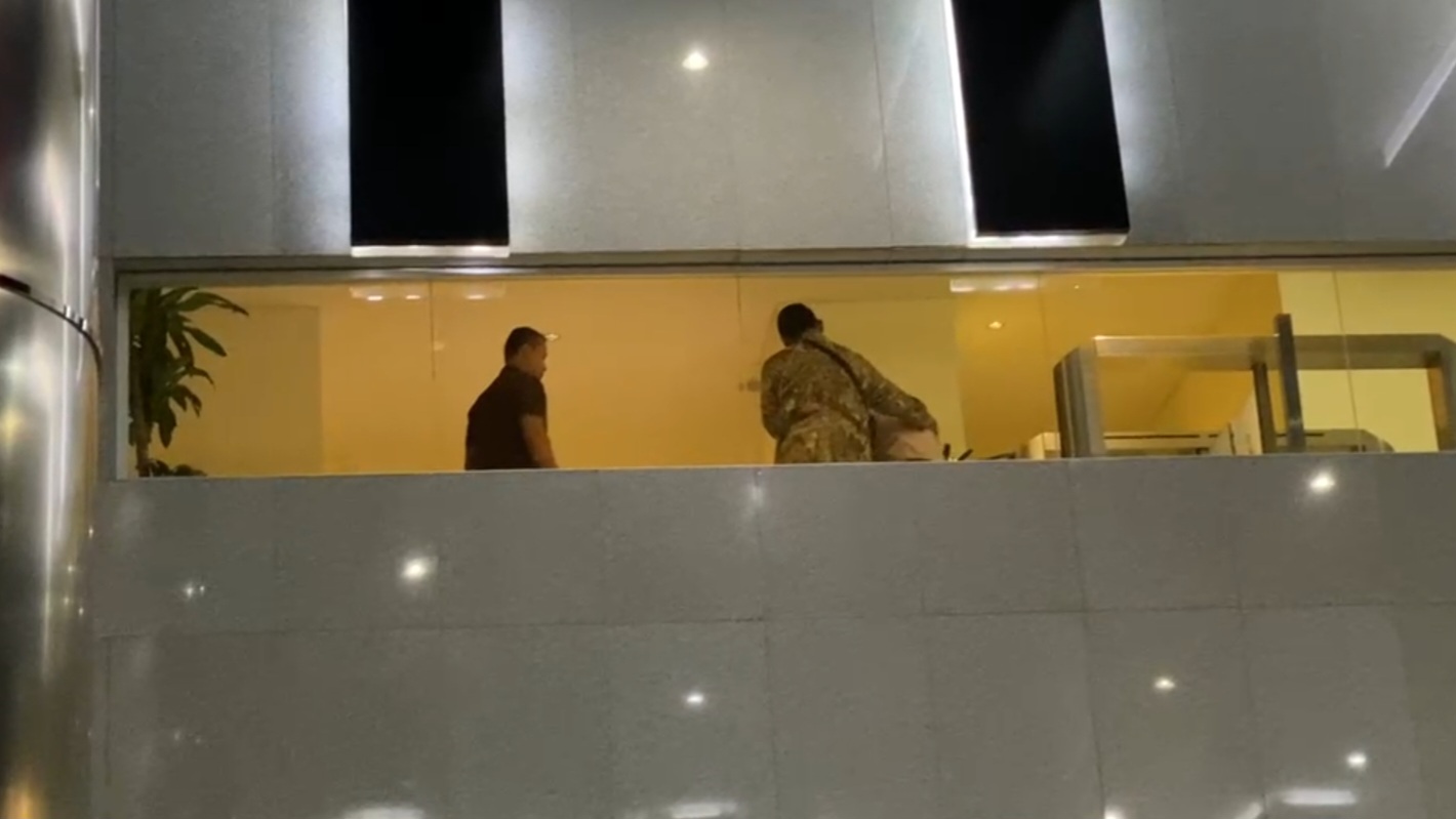 Dijemput Paksa KPK, Rudy Ong Tiarap Hindari Sorotan Kamera. (BeritaNasional/Panji)