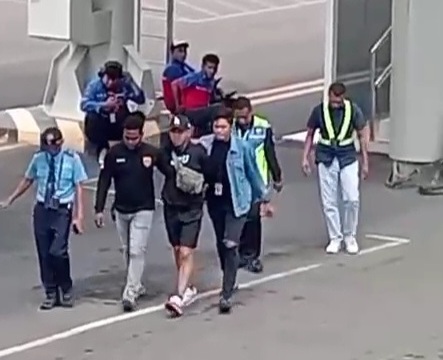 RW alias Eras (28) yang ditangkap saat baru tiba di Bandara Komodo. (Foto/istimewa)