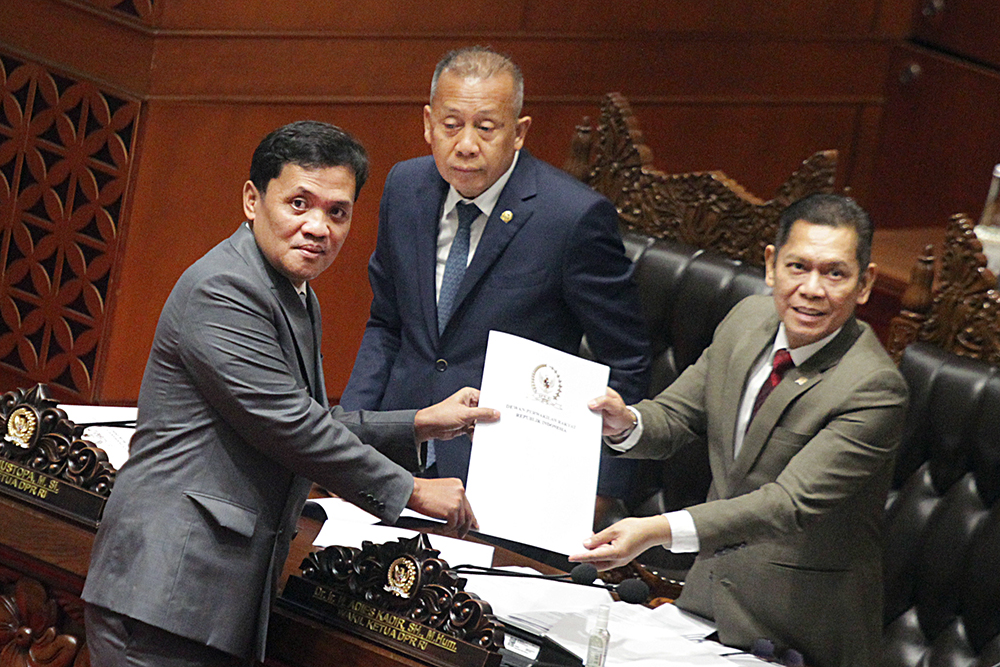 Rapat Paripurna DPR RI menyetujui Inosentius Samsul sebagai Hakim Konstitusi menggantikan Arief Hidayat sebagai Hakim Mahkamah Konstitusi (MK) pilihan DPR. (BeritaNasional/Elvis Sendouw)