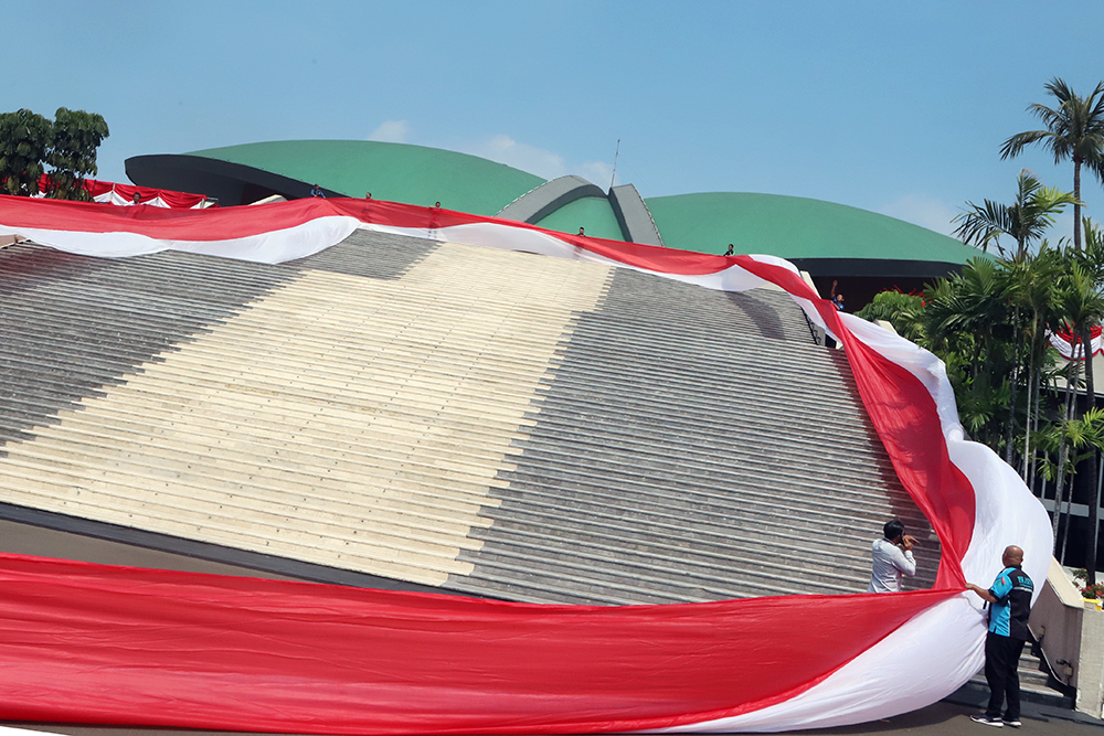 Asosiasi Pengemudi Independen (API), mengibarkan bendera Raksasa di Kompleks Parlemen. (BeritaNasional/Elvis Sendouw)
