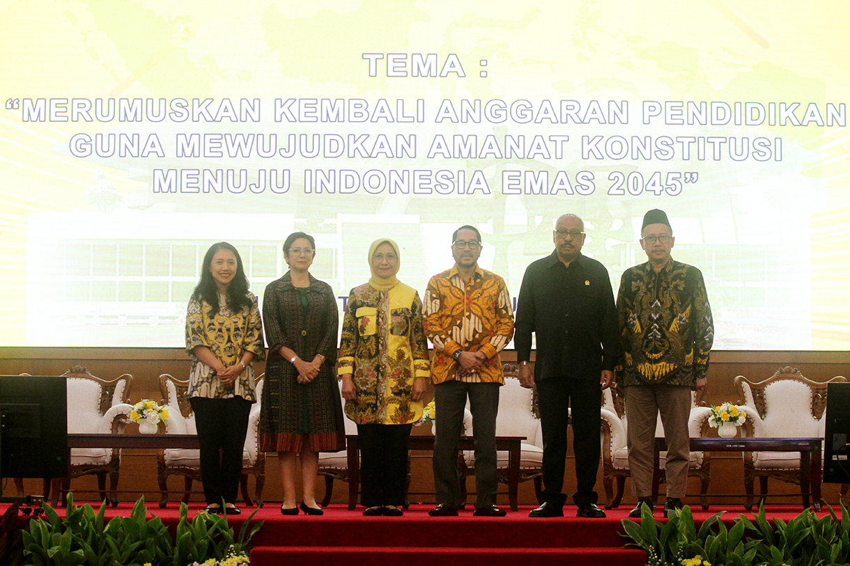 Ketua Fraksi Golkar MPR RI, Melchias Markus Mekeng bersama Anggota MPR RI F-Golkar Hetifah Sjaifudian, Firman Soebagyo, Putri Komarudin dan Nurul Arifin berfoto Bersama usai membuka Sarasehan Nasional Fraksi Partai Golkar MPR RI di Nusantara IV, Gedung Parlemen, Senayan, Jakarta, Jumat (8/8/2025).  (Beritanasional.com/Oke Atmaja)