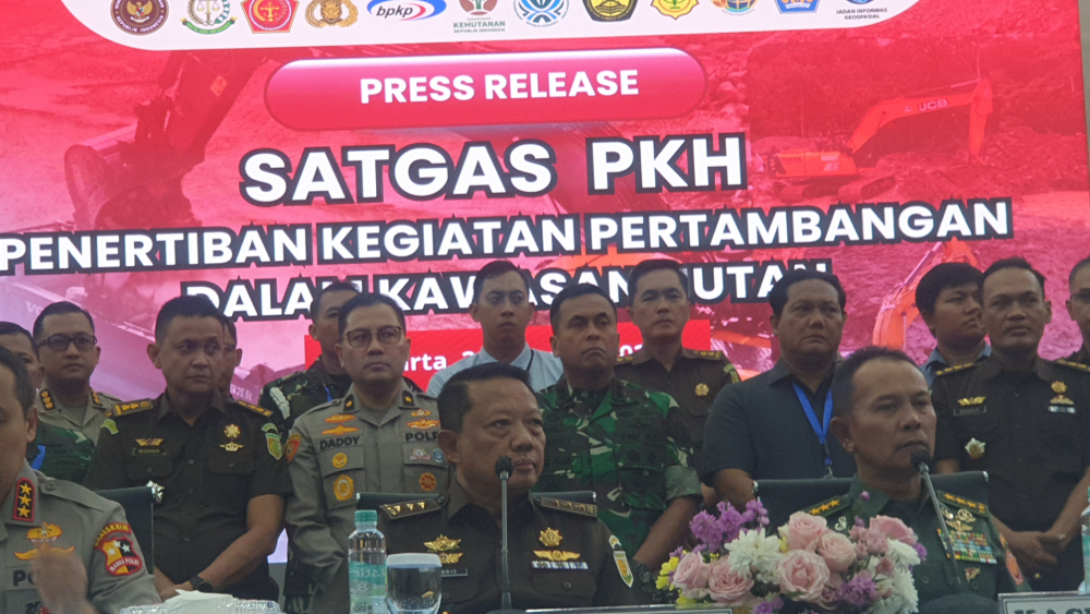 Lampaui Target, Satgas PKH Total Ambil Alih 3,3 Juta Hektare Lahan Sawit Ilegal Satgas PKH menggelar konferensi pers soal penertiban pertambangan di kawasan hutan. (BeritaNasional/Bachtiarudin Alam)